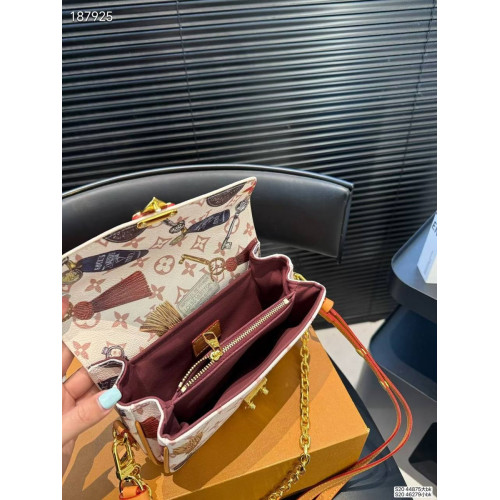 Сумка Louis Vuitton бежевого цвета