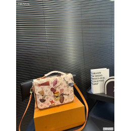 Сумка Louis Vuitton бежевого цвета