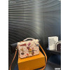 Сумка Louis Vuitton бежевого цвета