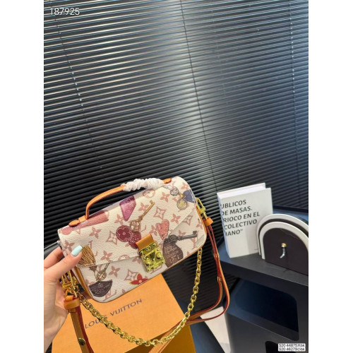 Сумка Louis Vuitton бежевого цвета