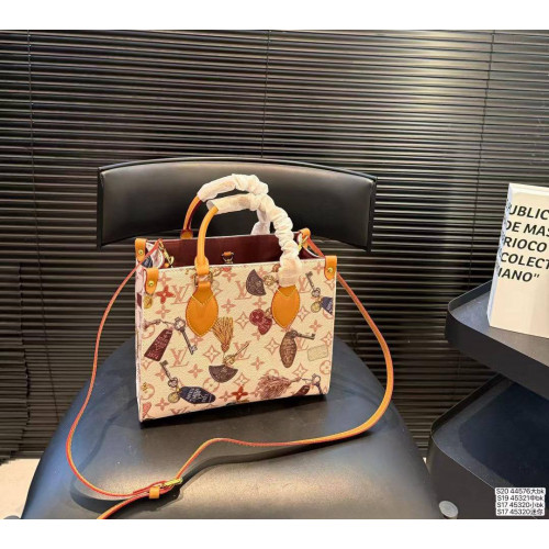 Сумка Louis Vuitton бежевого цвета
