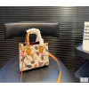 Сумка Louis Vuitton бежевого цвета