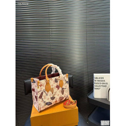 Сумка Louis Vuitton бежевого цвета