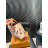 Сумка Louis Vuitton бежевого цвета