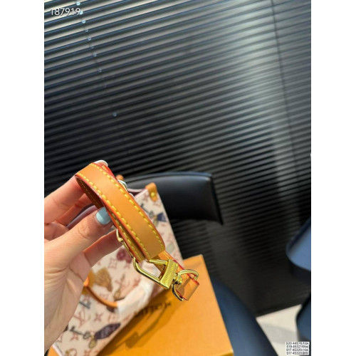 Сумка Louis Vuitton бежевого цвета