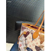 Сумка Louis Vuitton бежевого цвета