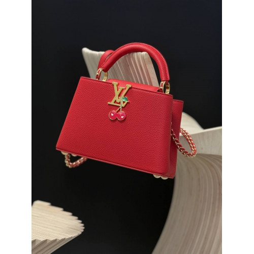 Сумка Louis Vuitton красного цвета