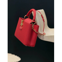 Сумка Louis Vuitton красного цвета
