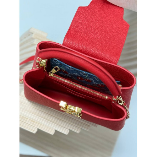 Сумка Louis Vuitton красного цвета